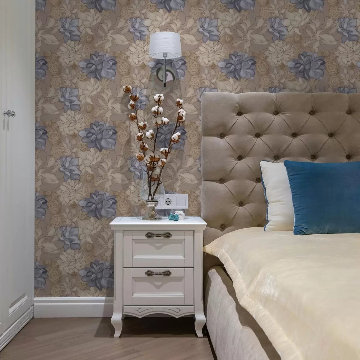 Taustakuva Kermanväriset ja siniset kukat lämpimällä beige-taustalla a00634v1