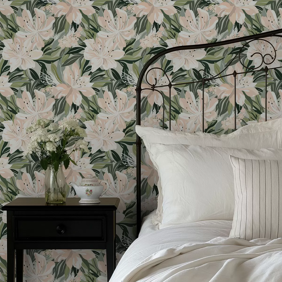 Taustakuva Suuret kermanväriset kukat vaaleanvihreällä taustalla a00646