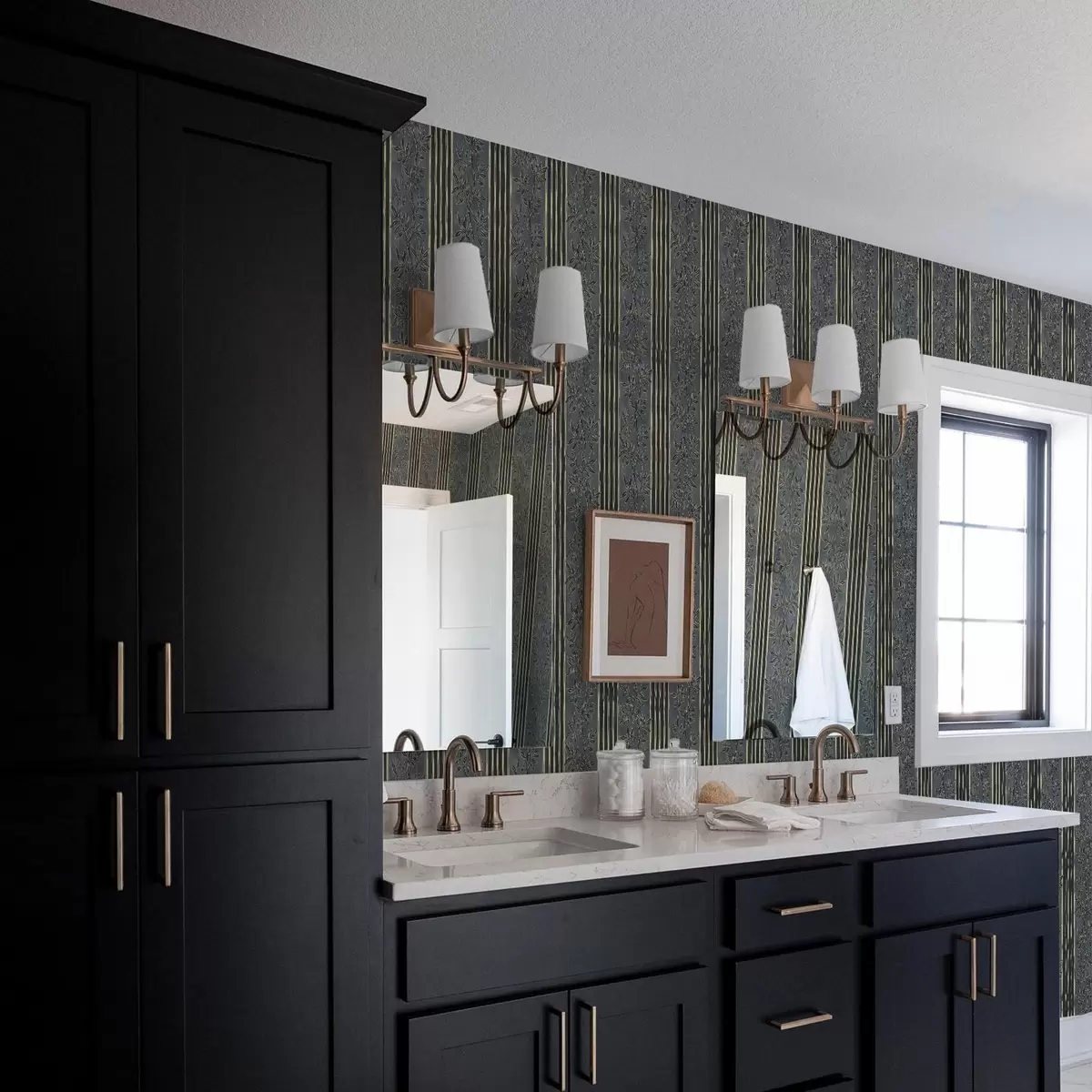 Taustakuva Vertikaaliset raidat tummilla sävyillä ja kasvitunnelmilla a00648