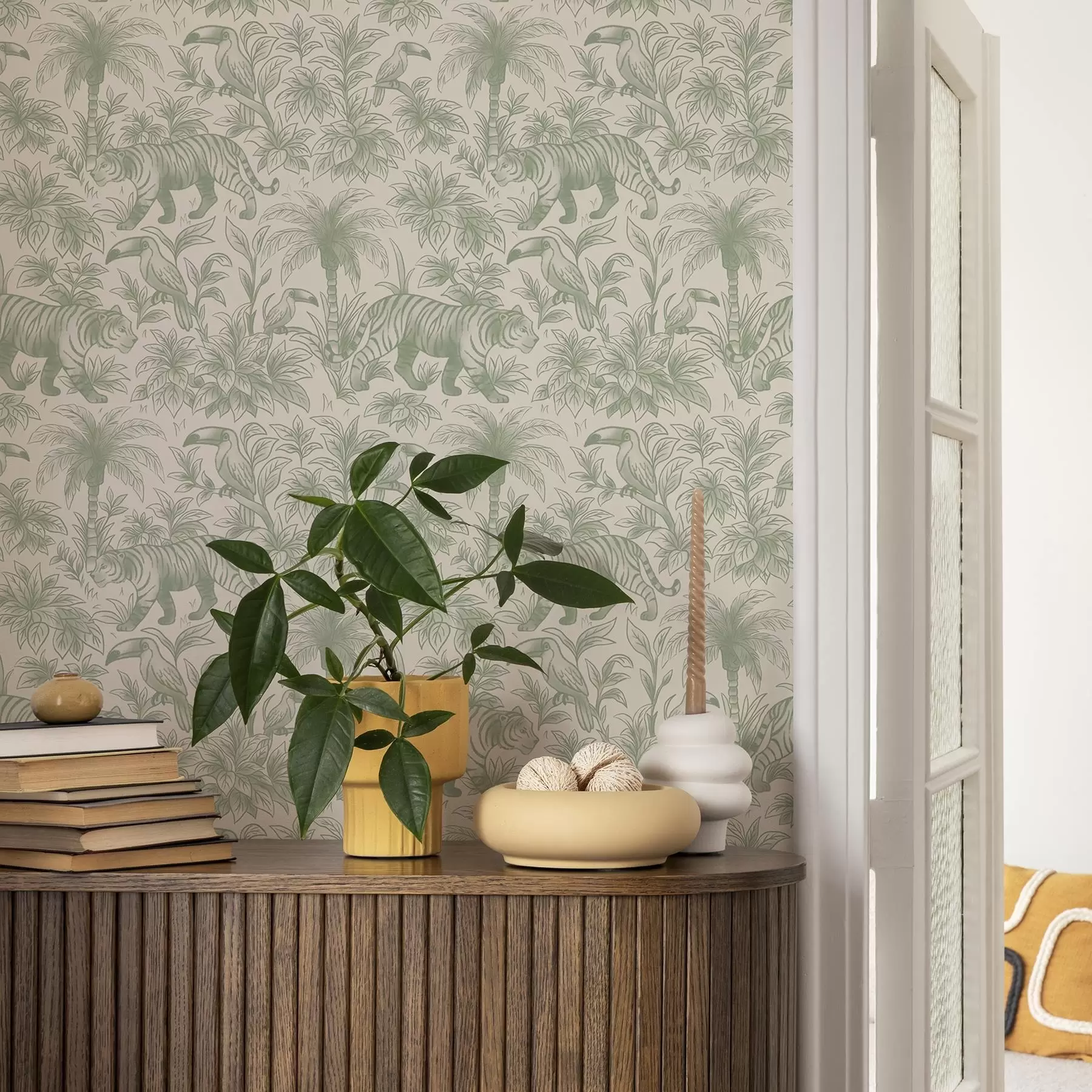 Valokuvatapetti Tiikerit ja trooppiset linnut palmujen keskellä vaalealla taustalla a00711