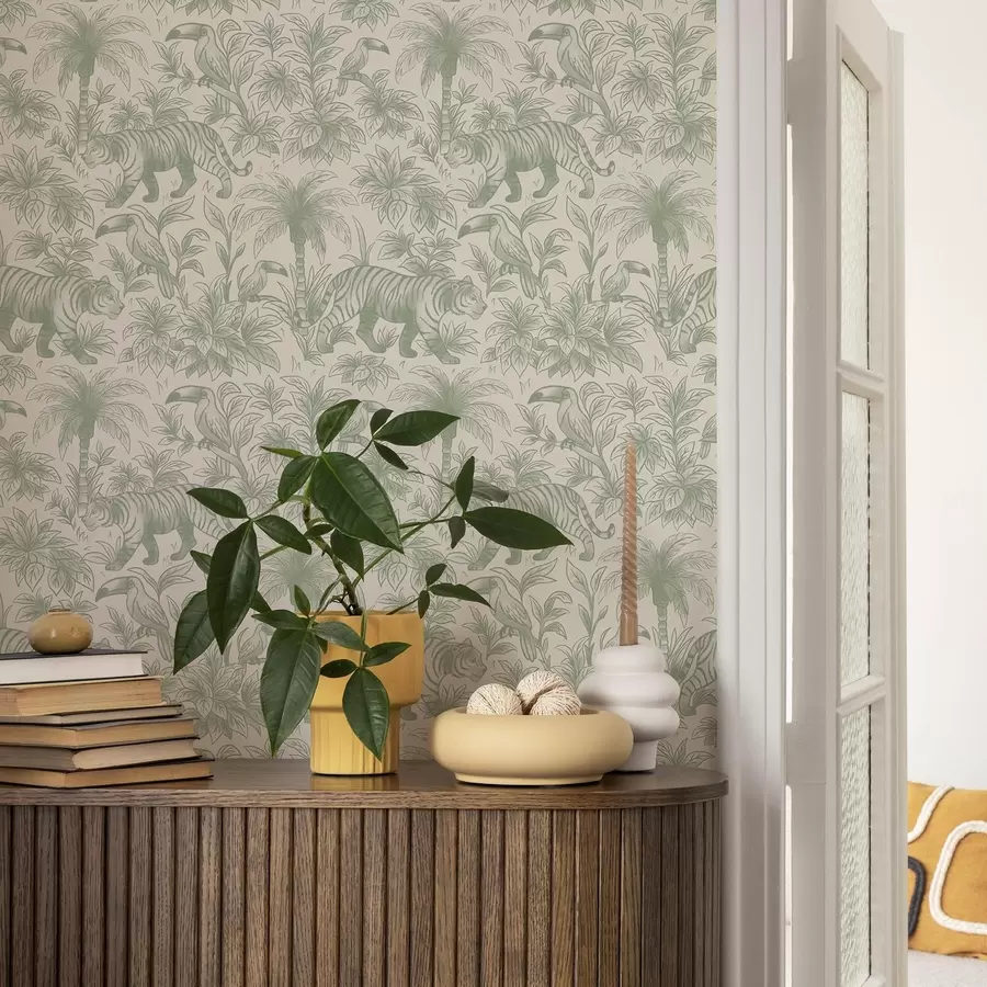 Valokuvatapetti Tiikerit ja trooppiset linnut palmujen keskellä vaalealla taustalla a00711