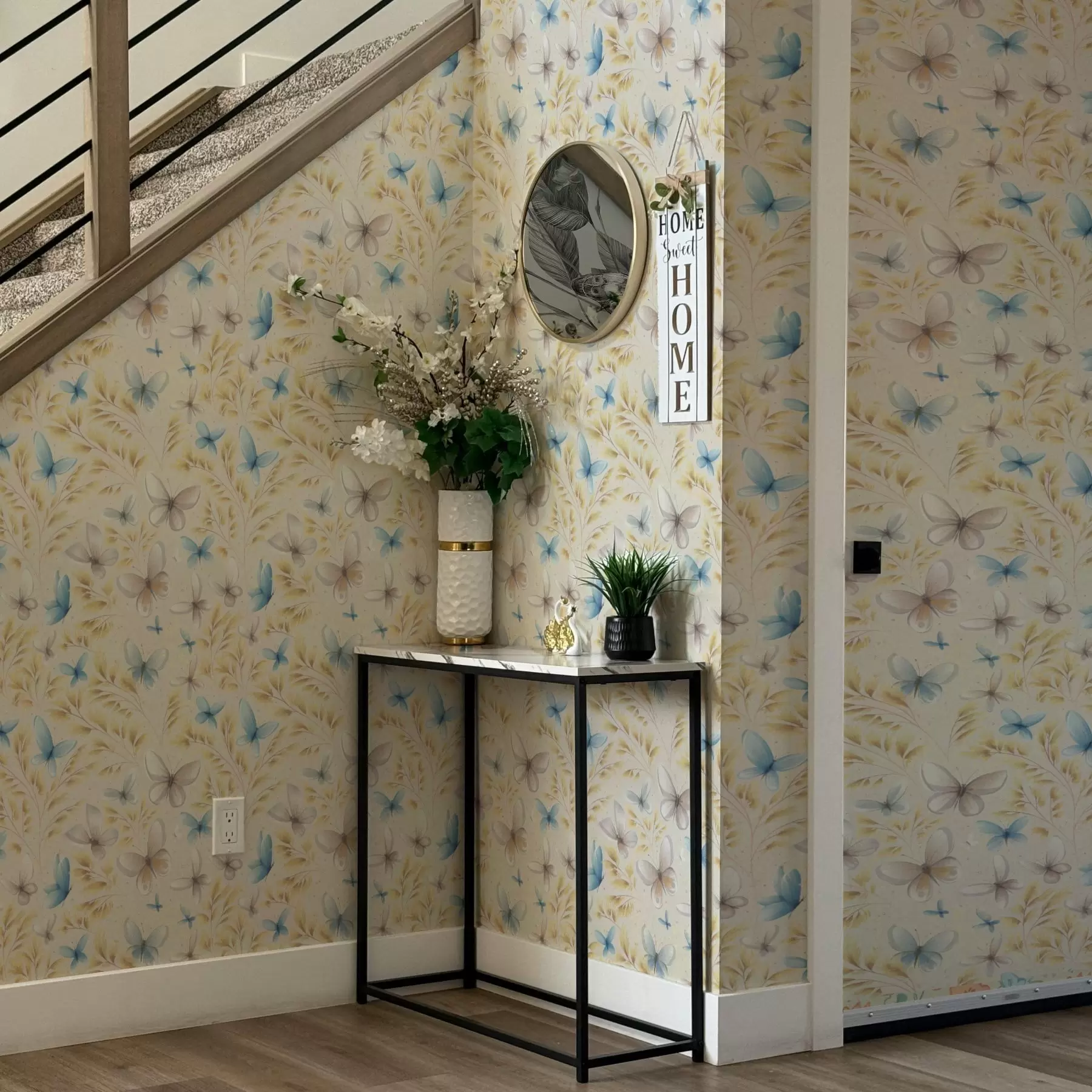 Valokuvatapetti Kevyet perhoset keltaisten lehtien keskellä vaalealla taustalla a00795