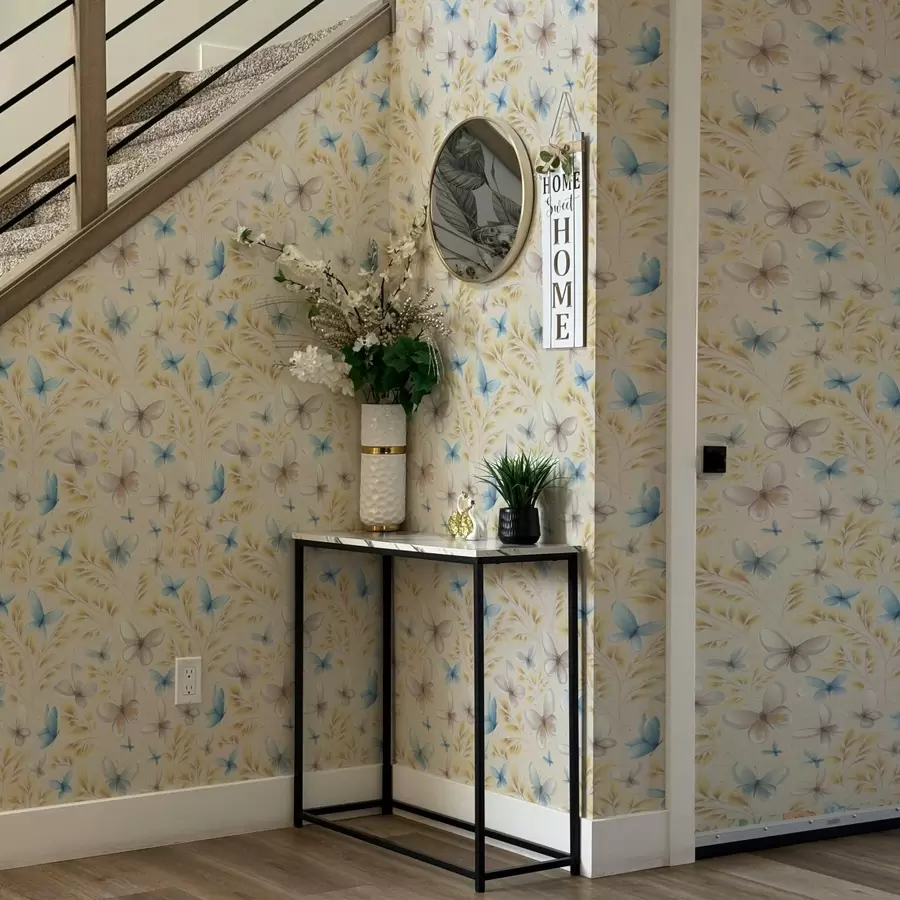 Valokuvatapetti Kevyet perhoset keltaisten lehtien keskellä vaalealla taustalla a00795