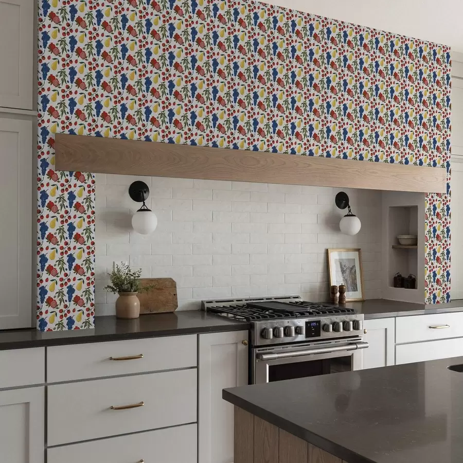 Valokuvatapetti Mehukkaat hedelmät: granaattiomenat, viinirypäleet, päärynät valkoisella taustalla a00801