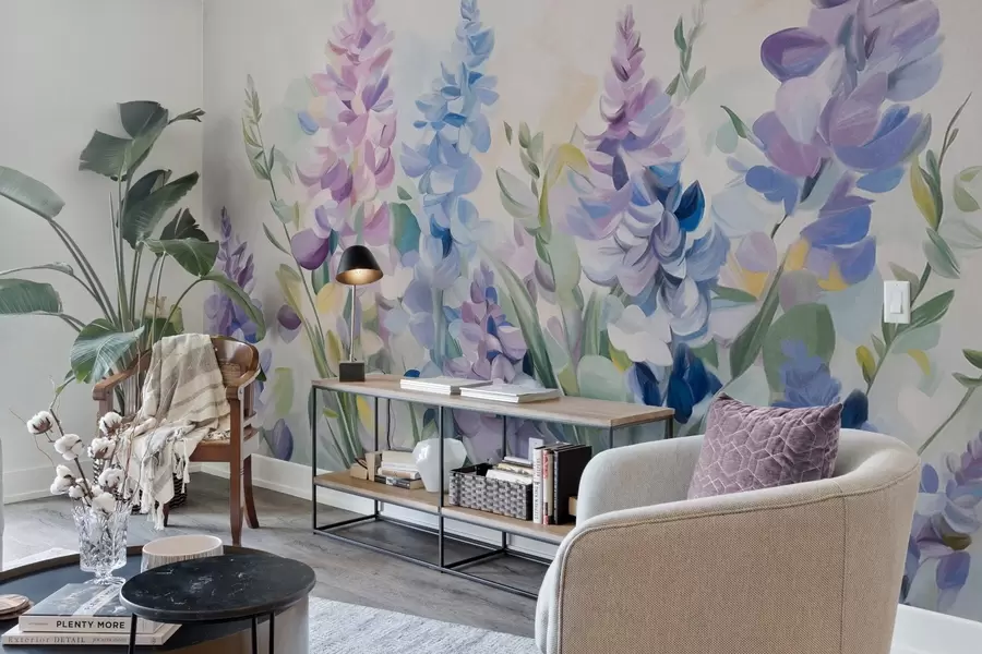 Valokuvatapetti Violetti ja sininen teksturoitu kukka sinisillä lehdillä, vaalea tausta, pehmeät siveltimenvedot, eloisat värit w09482