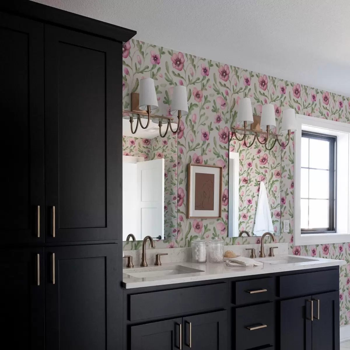 Taustakuva Hienostuneet vaaleanpunaiset unikot ja lehdet vesiväritekniikalla a00830