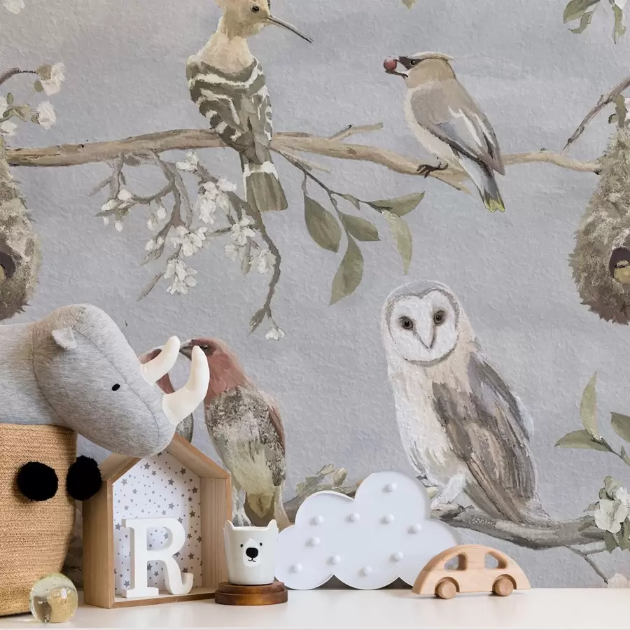 Valokuvatapetti Linnut oksilla kukkien kanssa harmaalla taustalla a00738