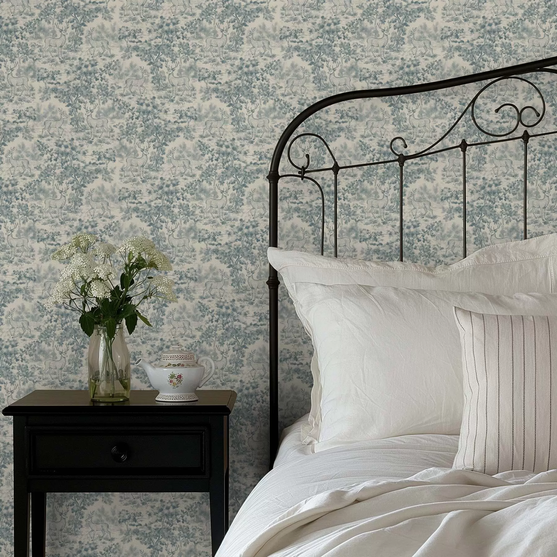 Valokuvatapetti Yksivärinen hirvieläinkohtaus metsässä a00748