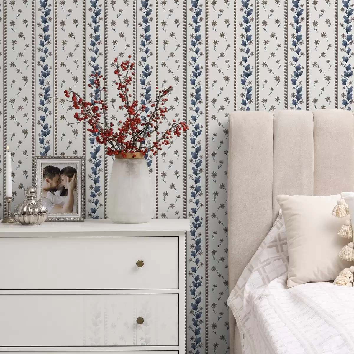 Taustakuva Vertikaaliset kukka-raidat sinisen ja ruskean sävyissä a00811v2