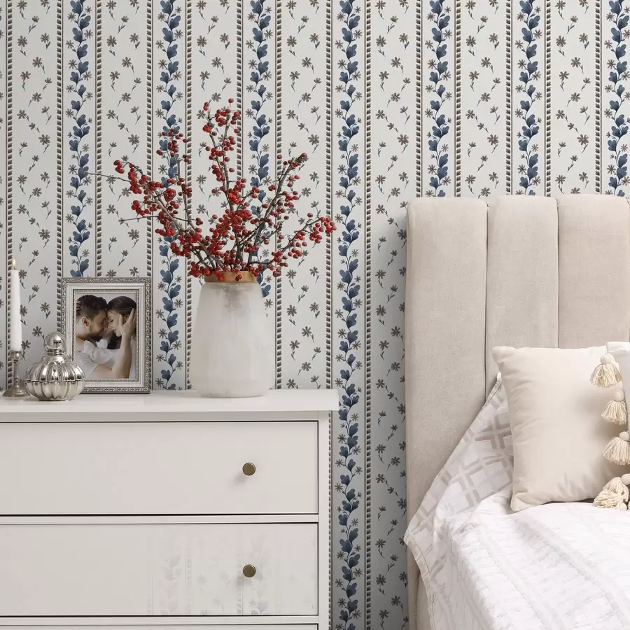 Valokuvatapetti Vertikaaliset kukka-raidat sinisen ja ruskean sävyissä a00811v2