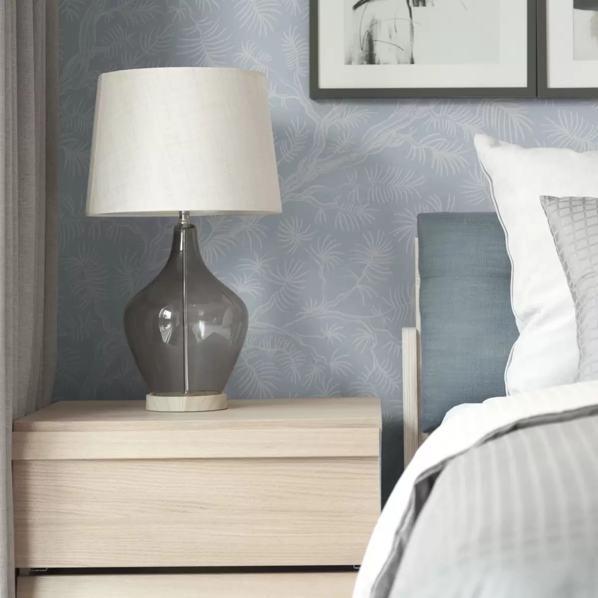 Taustakuva Vaaleat männyn oksat sinisellä taustalla a00838