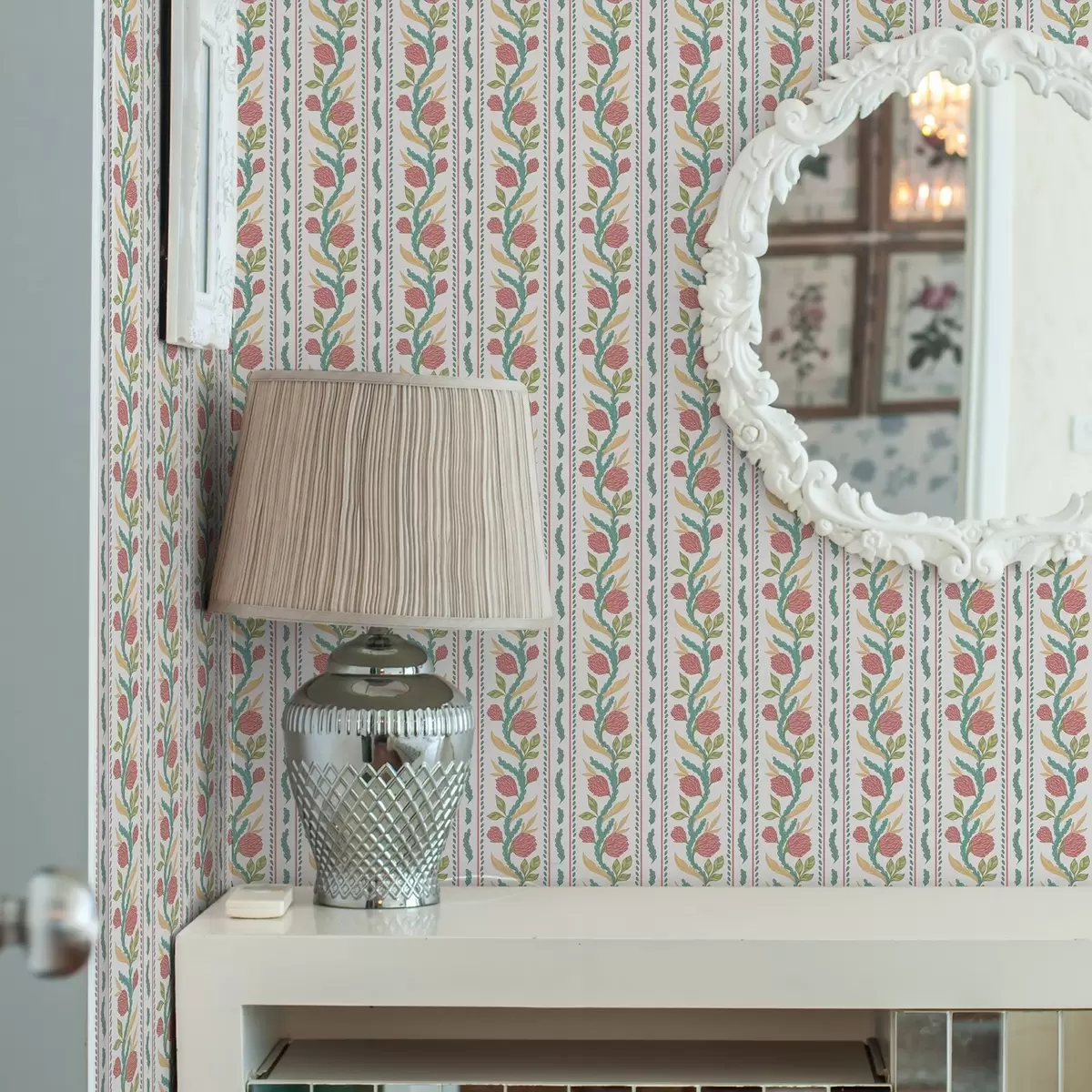 Taustakuva Pystysuuntaiset raidat, korallikukkia ja turkooseja lehtiä a00816