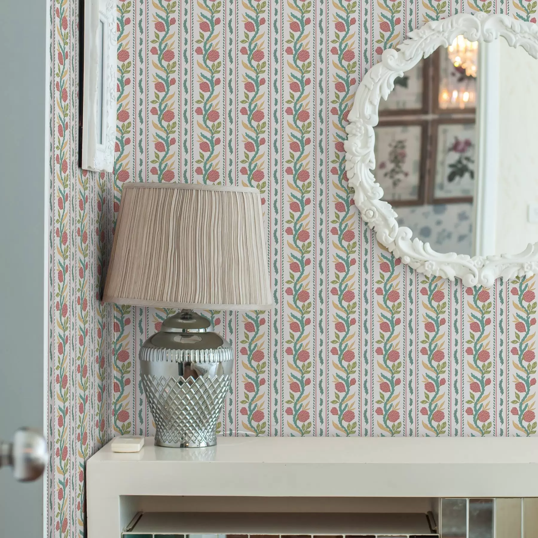 Valokuvatapetti Pystysuuntaiset raidat, korallikukkia ja turkooseja lehtiä a00816