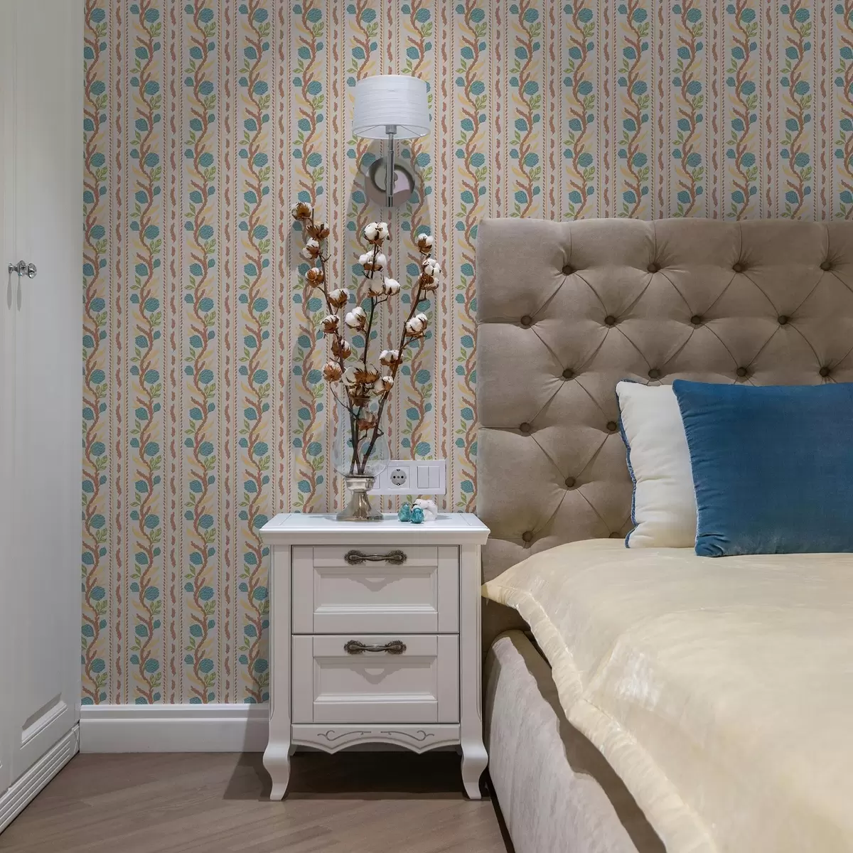 Taustakuva Pystysuuntaiset kukkakuvioiset raidat, joissa on sinisiä kukkia lämpimällä pohjalla a00816v3