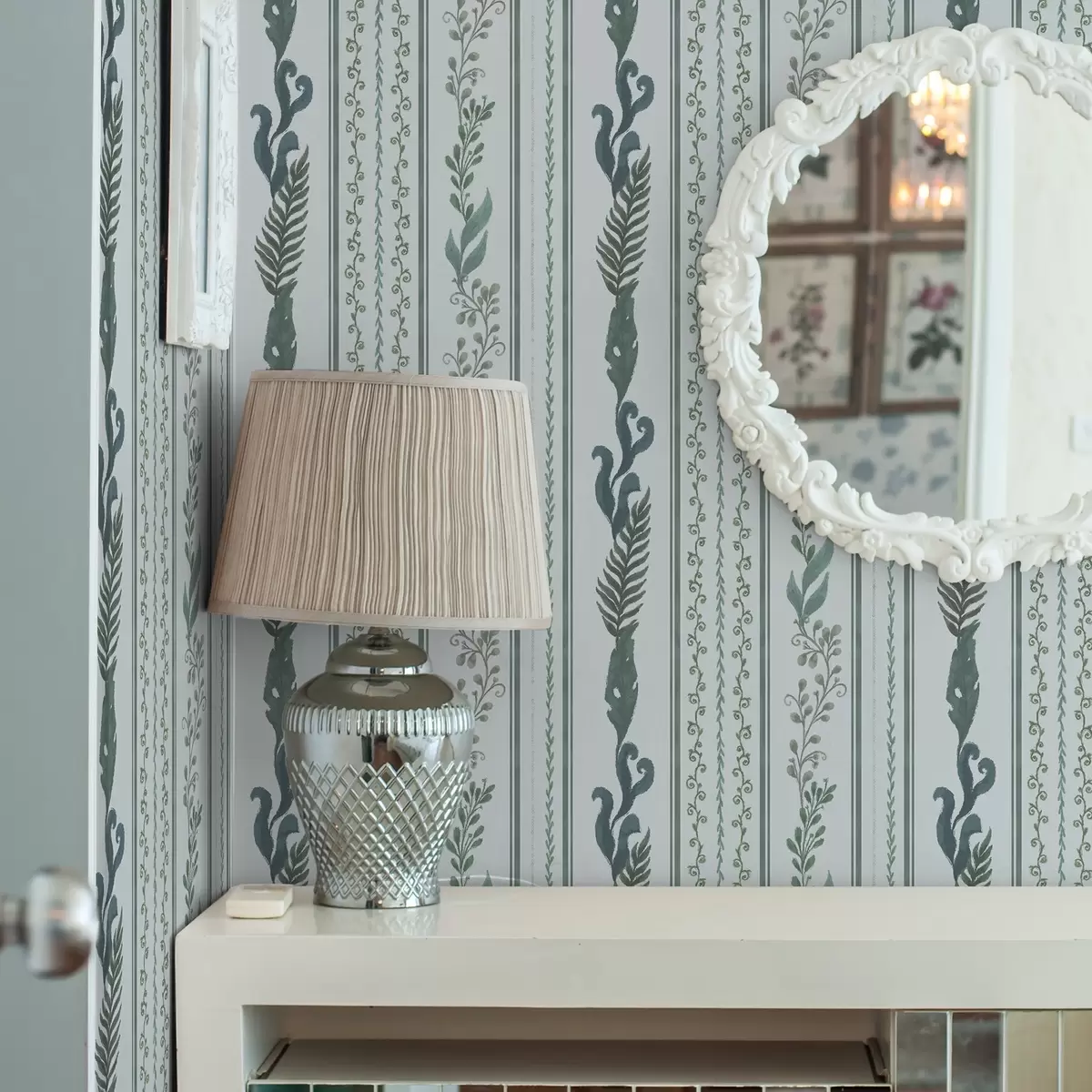 Taustakuva Raidat, joissa on oksia ja kiharoita, viileällä vaaleansinisellä pohjalla a00823v1