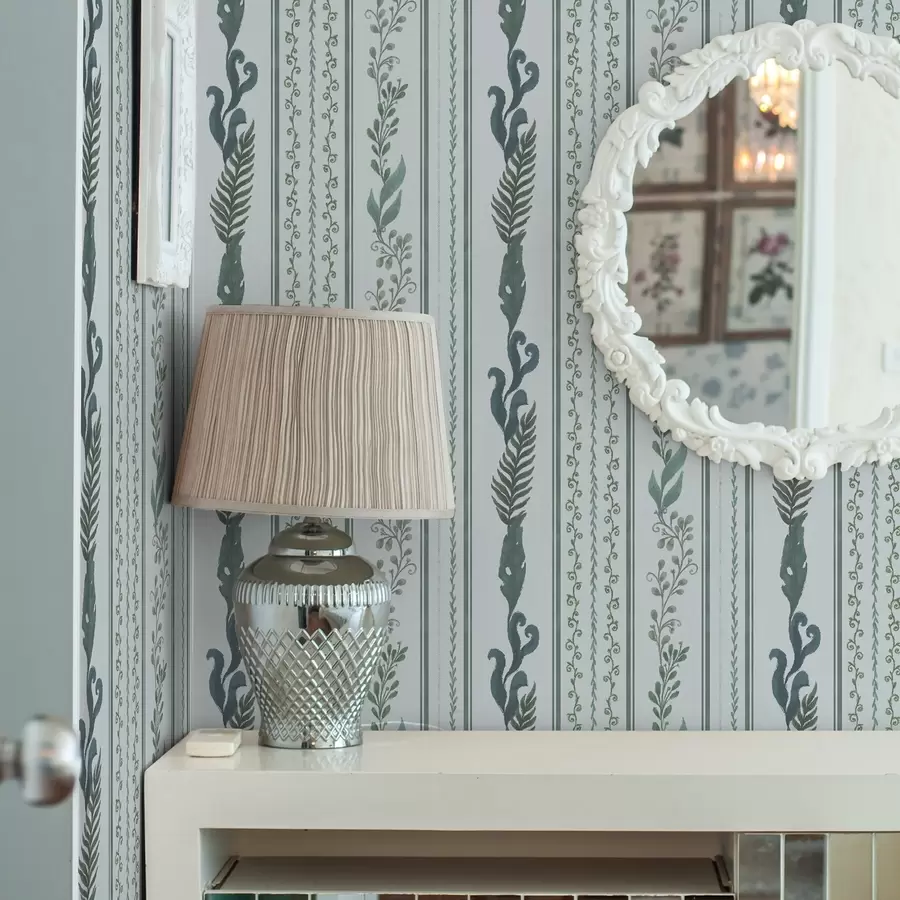 Valokuvatapetti Raidat, joissa on oksia ja kiharoita, viileällä vaaleansinisellä pohjalla a00823v1