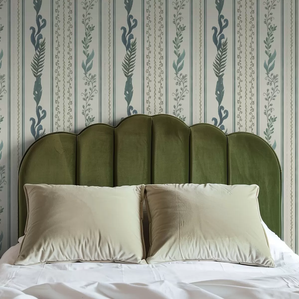 Taustakuva Raidat, joissa on oksia ja kiharoita lämpimällä maitomaisella pohjalla a00823v2