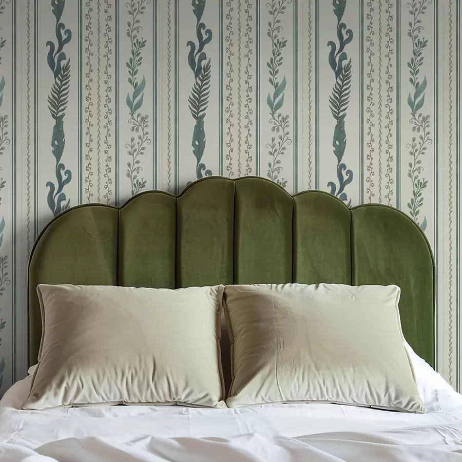 Valokuvatapetti Raidat, joissa on oksia ja kiharoita lämpimällä maitomaisella pohjalla a00823v2