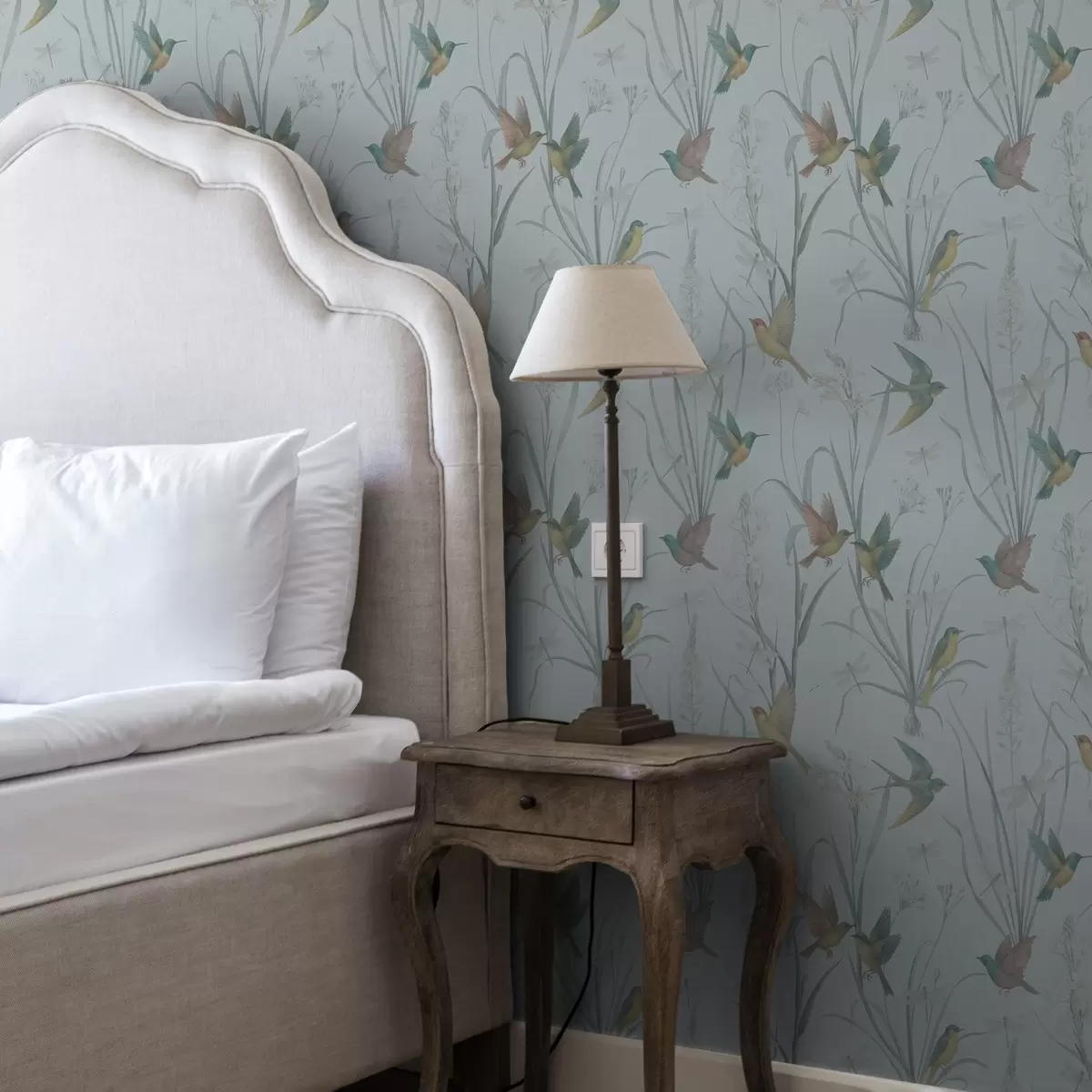 Taustakuva Linnut niittyjen ruohojen keskellä harmaansinisellä maalla a00776