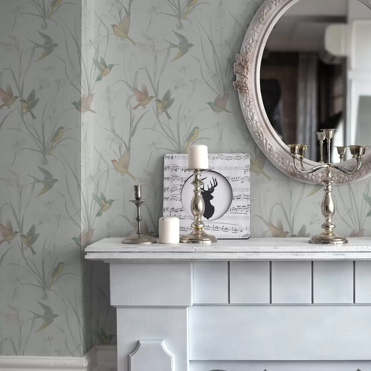 Taustakuva Linnut niittoruohojen keskellä vaaleanharmaalla maaperällä a00776v1