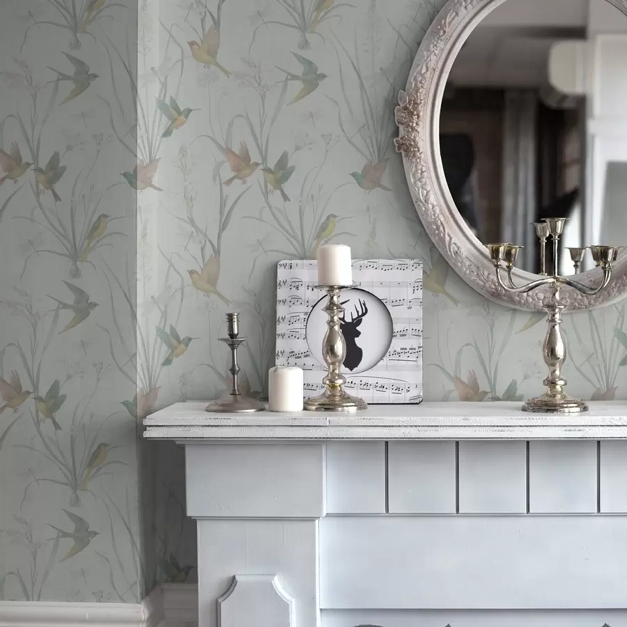 Valokuvatapetti Linnut niittoruohojen keskellä vaaleanharmaalla maaperällä a00776v1