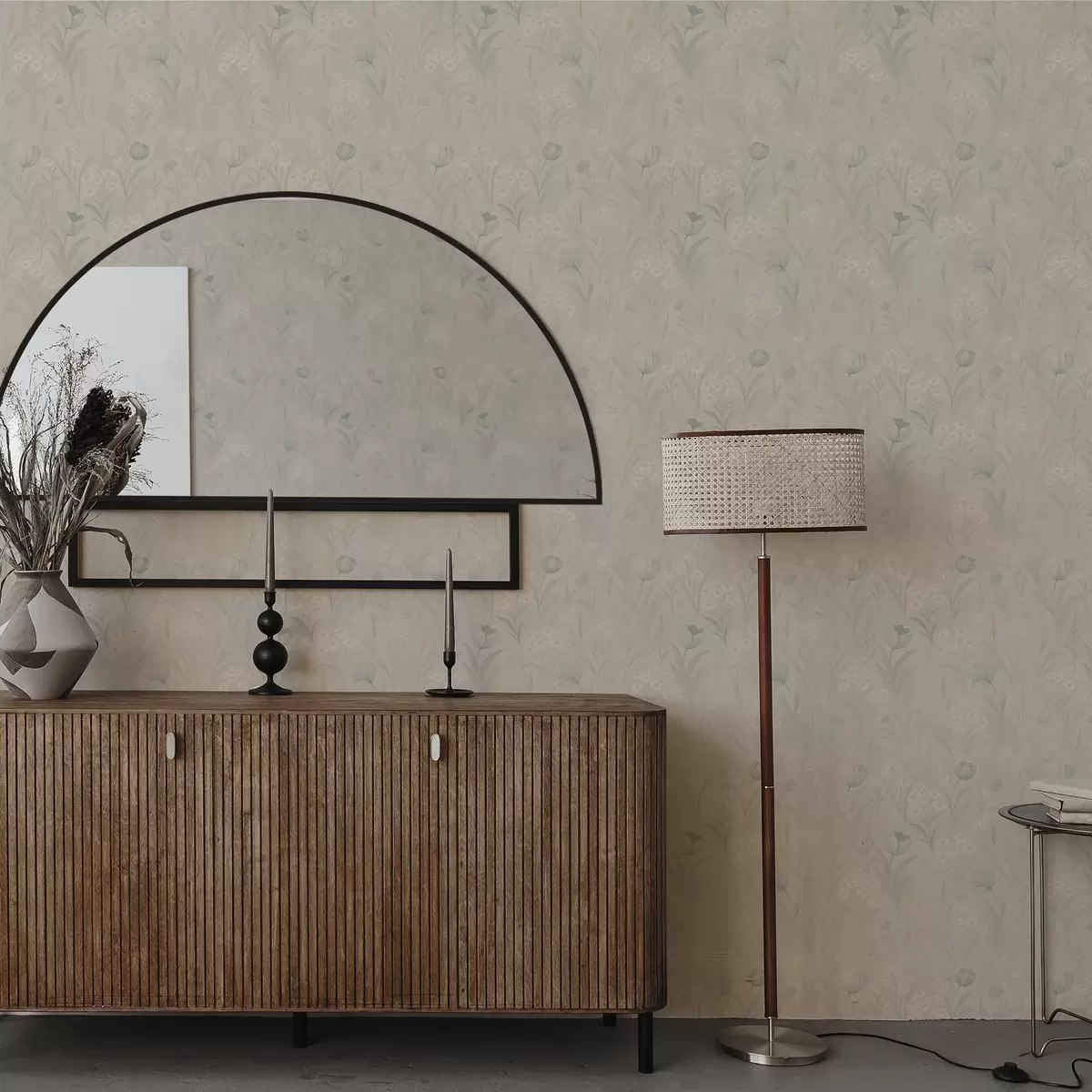 Taustakuva Hellävarainen niitty tulppaaneilla ja koiranputkilla, pastellisävyinen salvia a00779