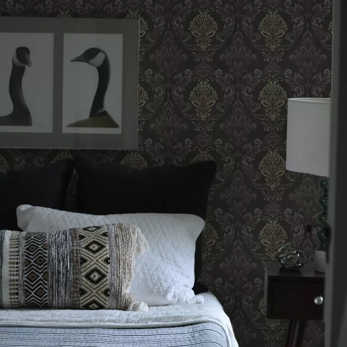 Taustakuva Damaskia tummalla grafiittipohjalla, oliivi-okranvärisiä korostuksia a00828v5