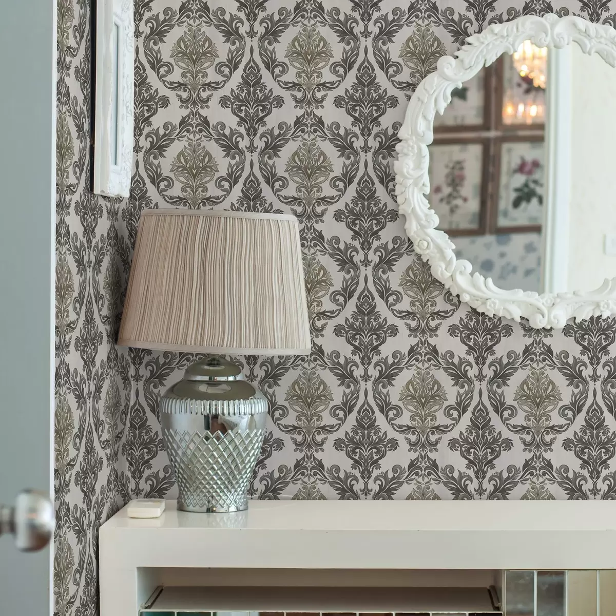 Taustakuva Vaalealla pohjalla damaskia, oliivi-pronssinvärisiä korostuksia a00828v6