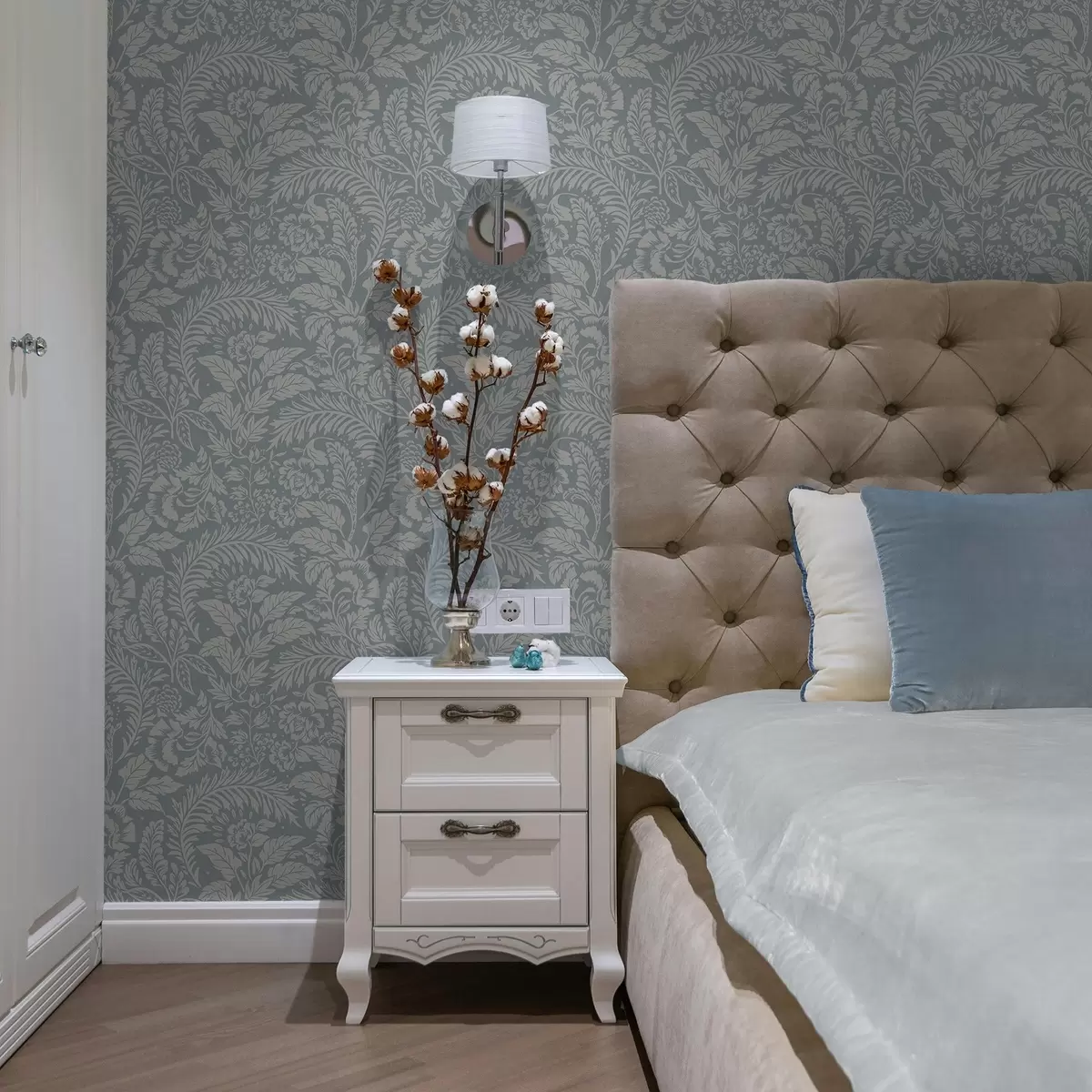 Taustakuva Yksivärinen kukkakuvio harmaansinisellä taustalla a00859