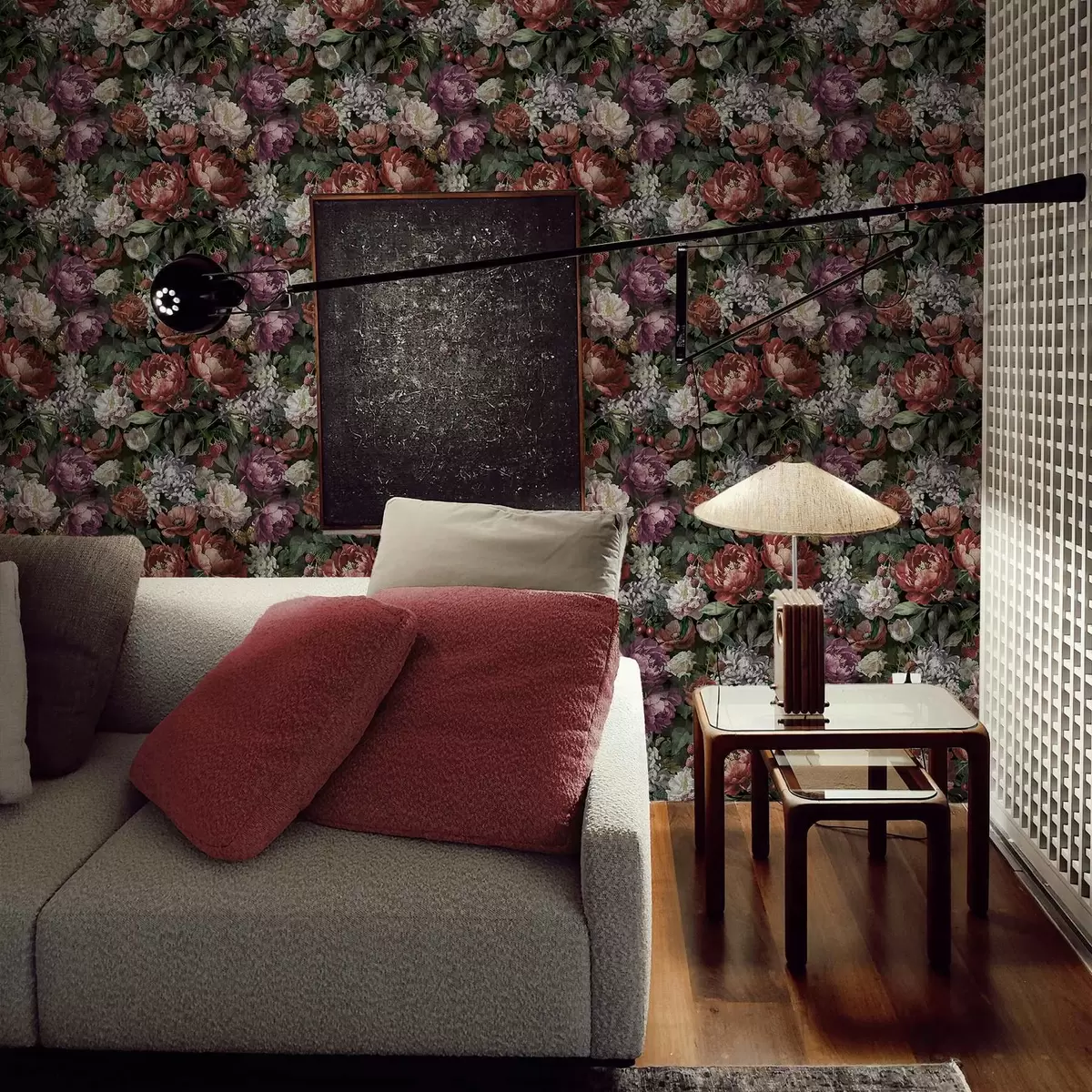 Taustakuva Tummat dramaattiset pionit, marjat ja perhonen mustalla taustalla a00862