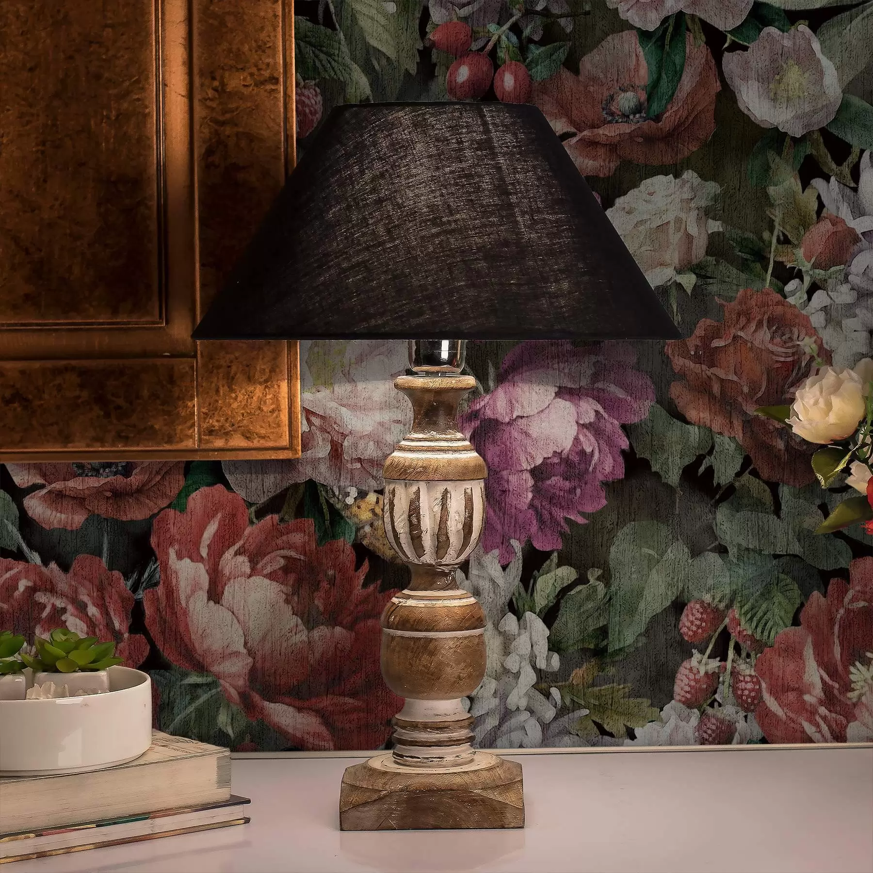 Valokuvatapetti Tummat dramaattiset pionit, marjat ja perhonen mustalla taustalla a00862