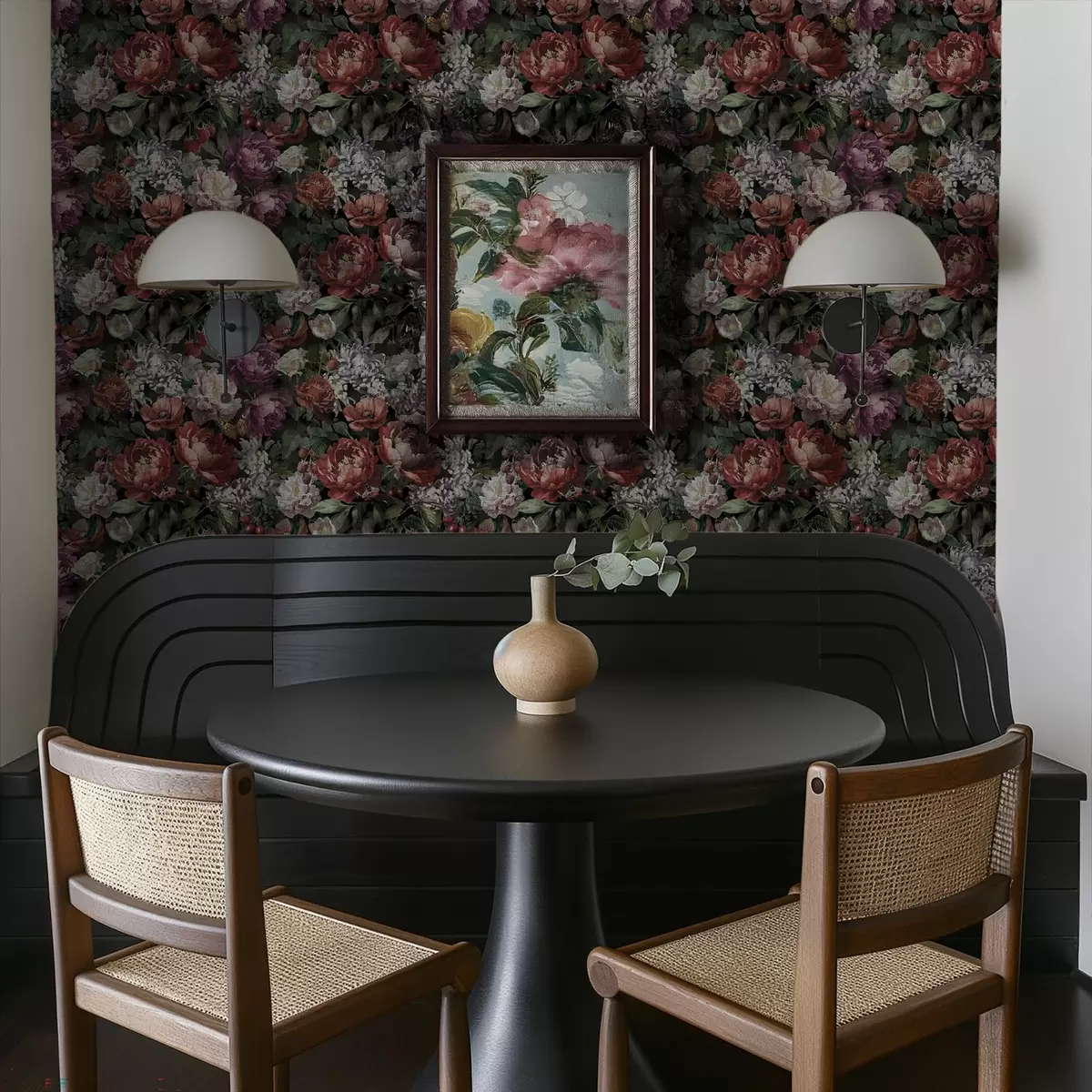 Taustakuva Tummat dramaattiset pionit, marjat ja perhonen mustalla taustalla a00862