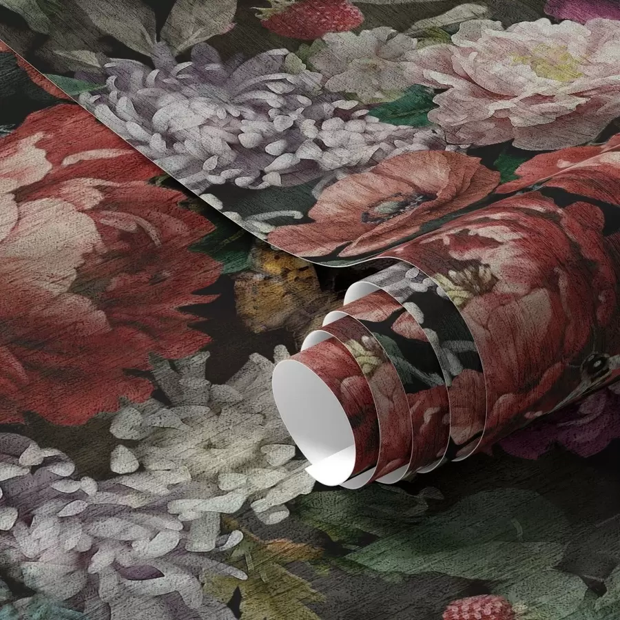 Valokuvatapetti Tummat dramaattiset pionit, marjat ja perhonen mustalla taustalla a00862