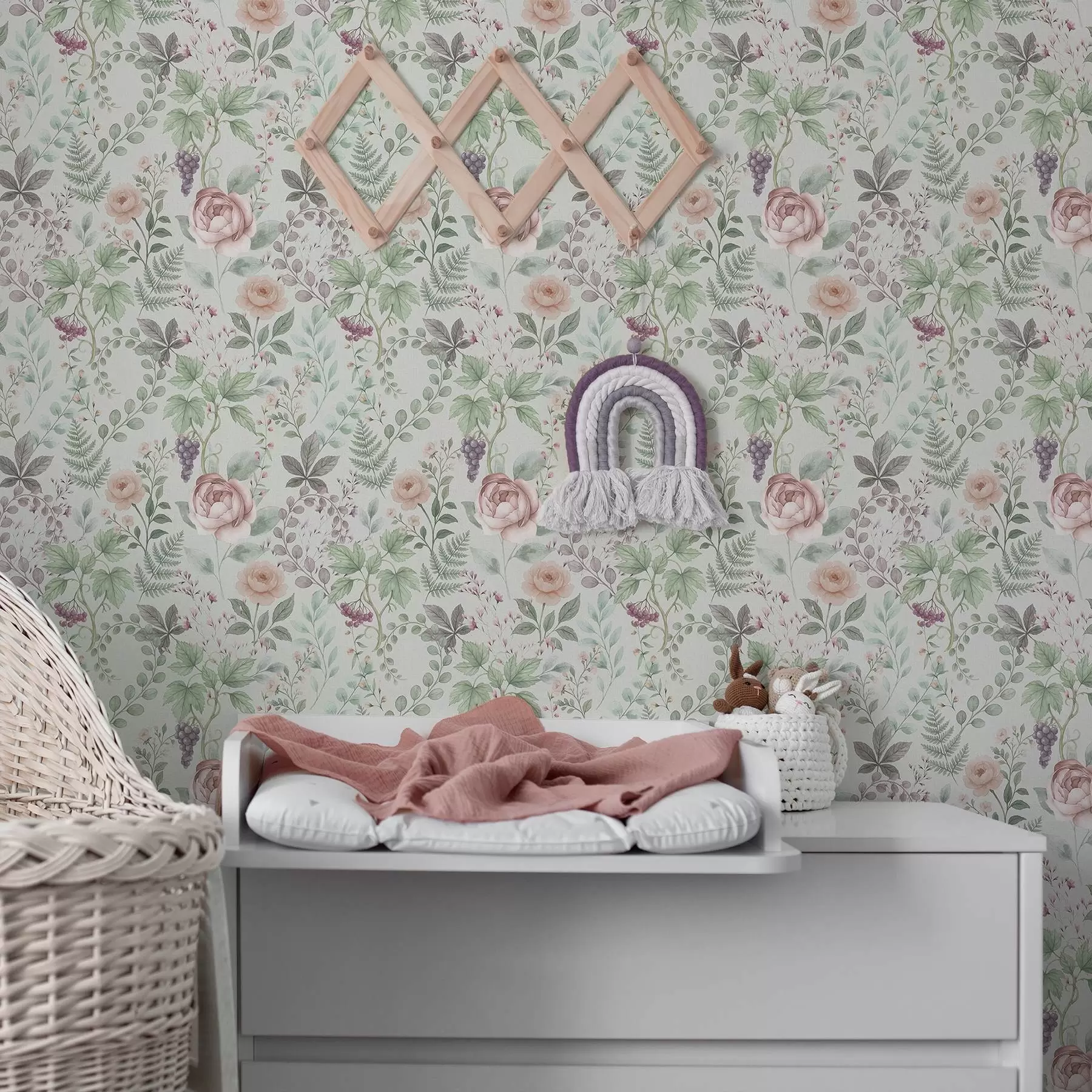 Valokuvatapetti Pastellivärinen puutarha, jossa on ruusuja, saniaisia ja viinirypäleitä a00867