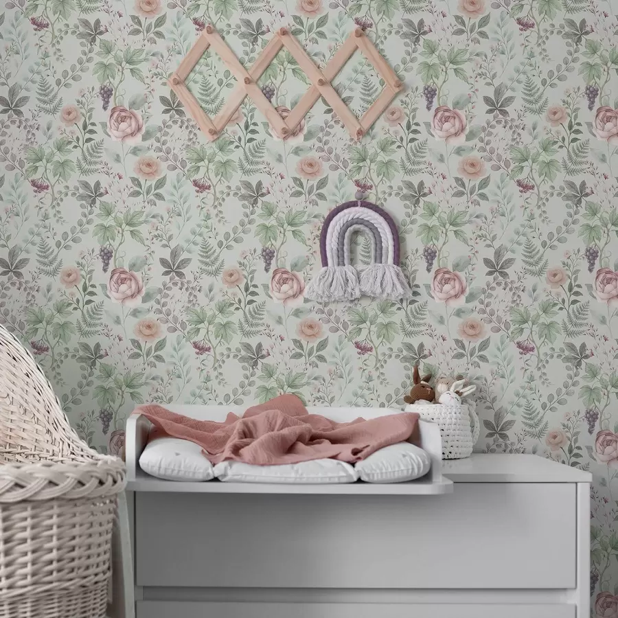 Valokuvatapetti Pastellivärinen puutarha, jossa on ruusuja, saniaisia ja viinirypäleitä a00867