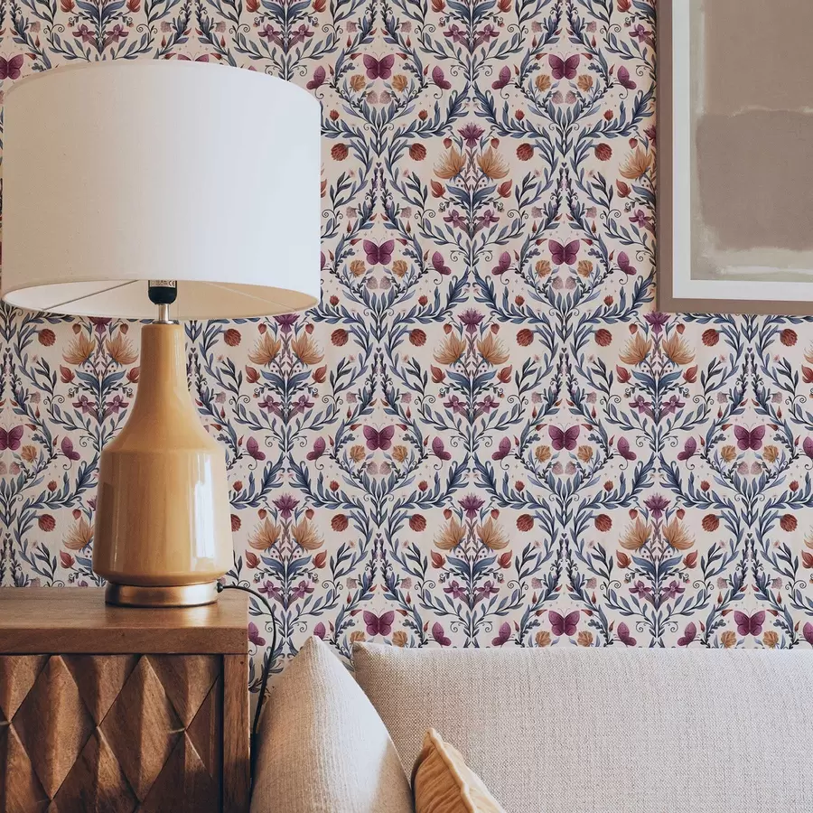 Valokuvatapetti Kukkainen damaskikuvio ja perhoset pehmeällä persikanvärisellä taustalla a00926