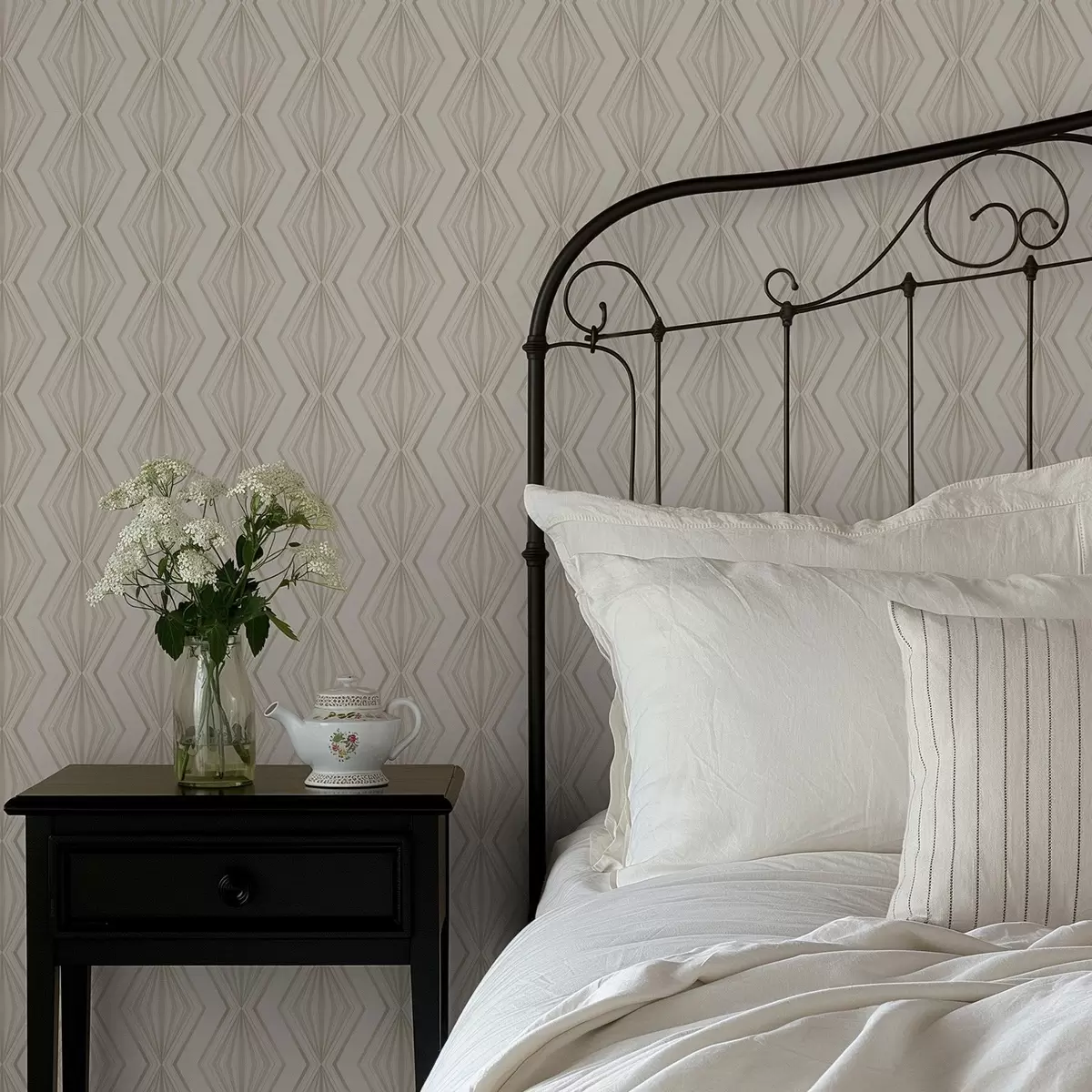 Taustakuva Kevyt timanttikoriste rauhallisissa beige-sävyissä a00925v2