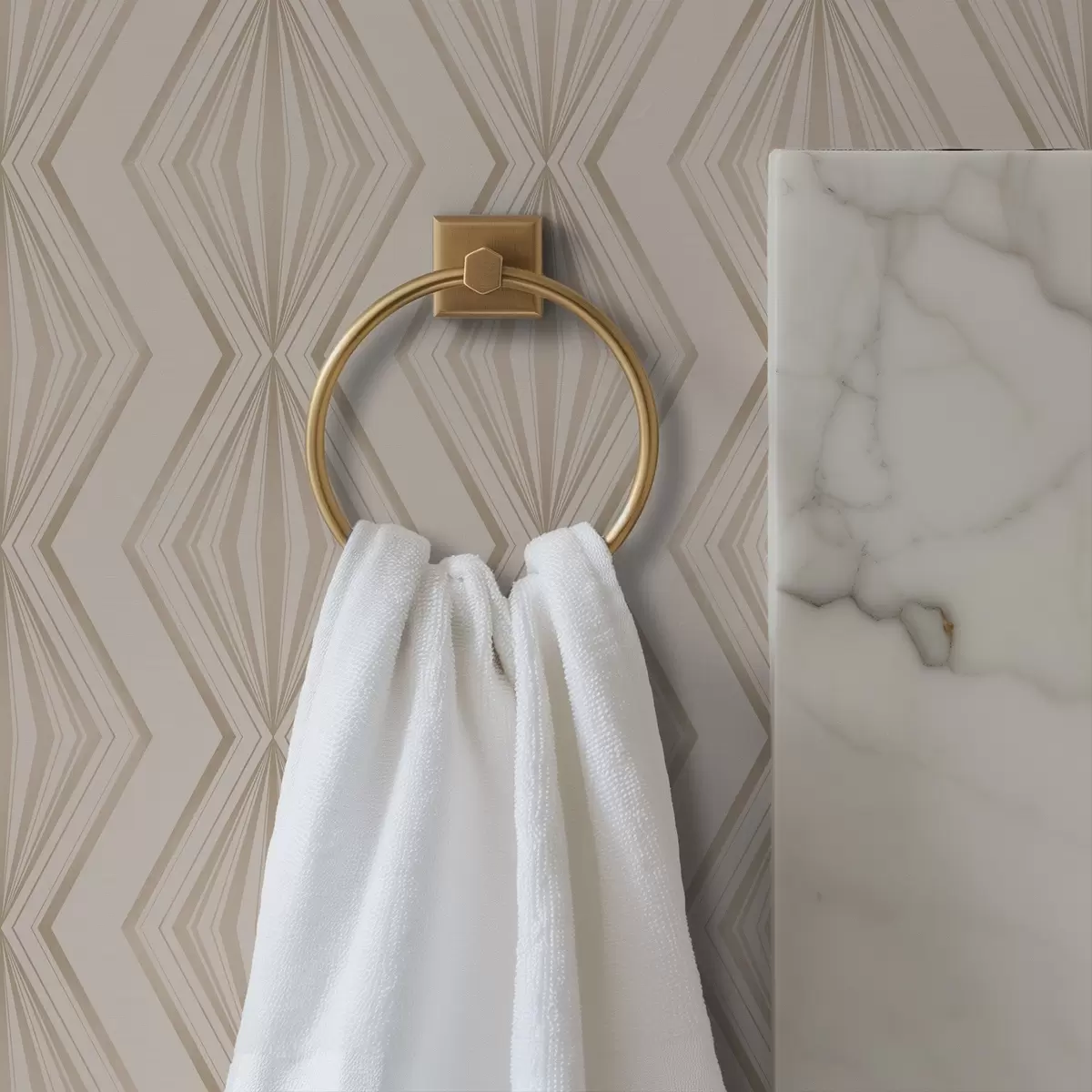 Taustakuva Kevyt timanttikoriste rauhallisissa beige-sävyissä a00925v2