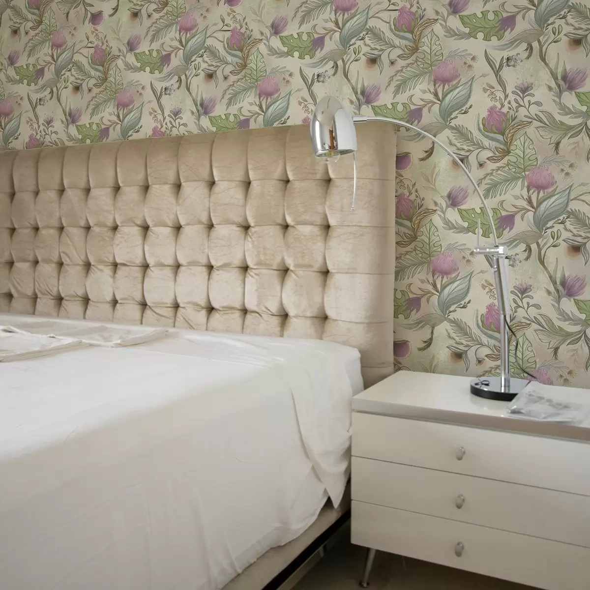 Taustakuva Liljankukannat ja pehmeä vehreys kermanvärisellä taustalla a00930v2