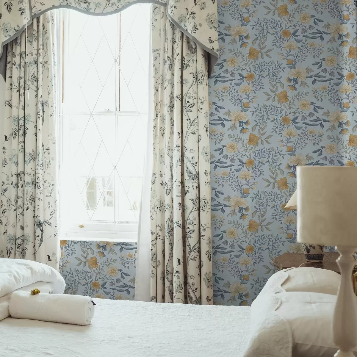 Taustakuva Keltaiset ja siniset kukat lehdillä taivaansinisellä taustalla a00934