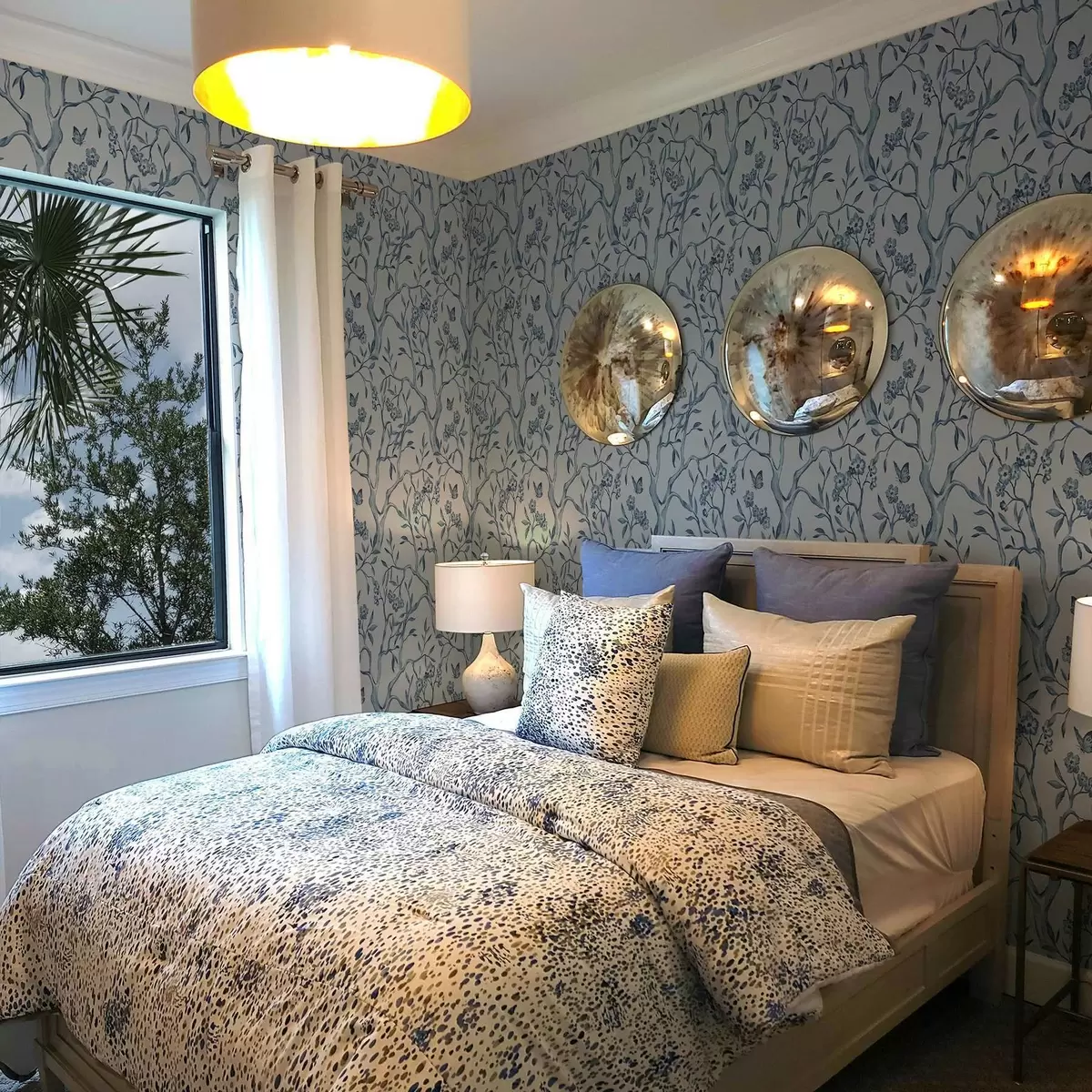 Taustakuva Vesivärillä maalattuja sinisiä oksia, kukkia ja perhosia vaalealla taustalla a00951