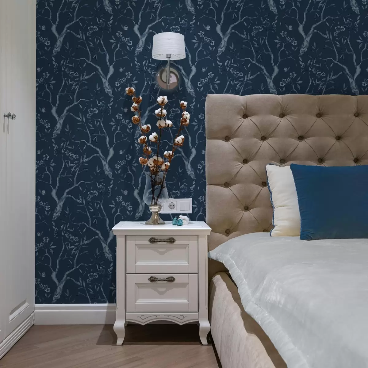 Taustakuva Sinikukiset oksat ja perhoset tummalla taustalla a00951v1