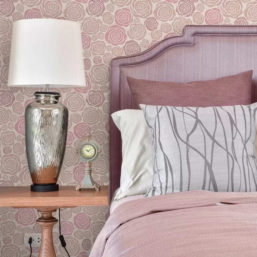 Valokuvatapetti Spiraalimaiset vaaleanpunaiset ruusut ja roiskeet vaalealla taustalla a00955