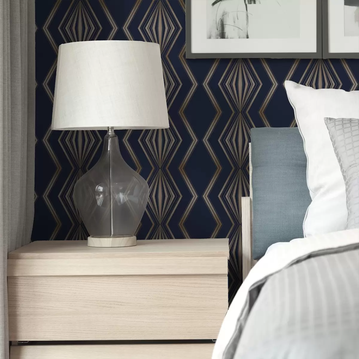 Taustakuva Tummansininen tausta, jossa geometrisia rombeja ja siksak-kuvioita a00974v2