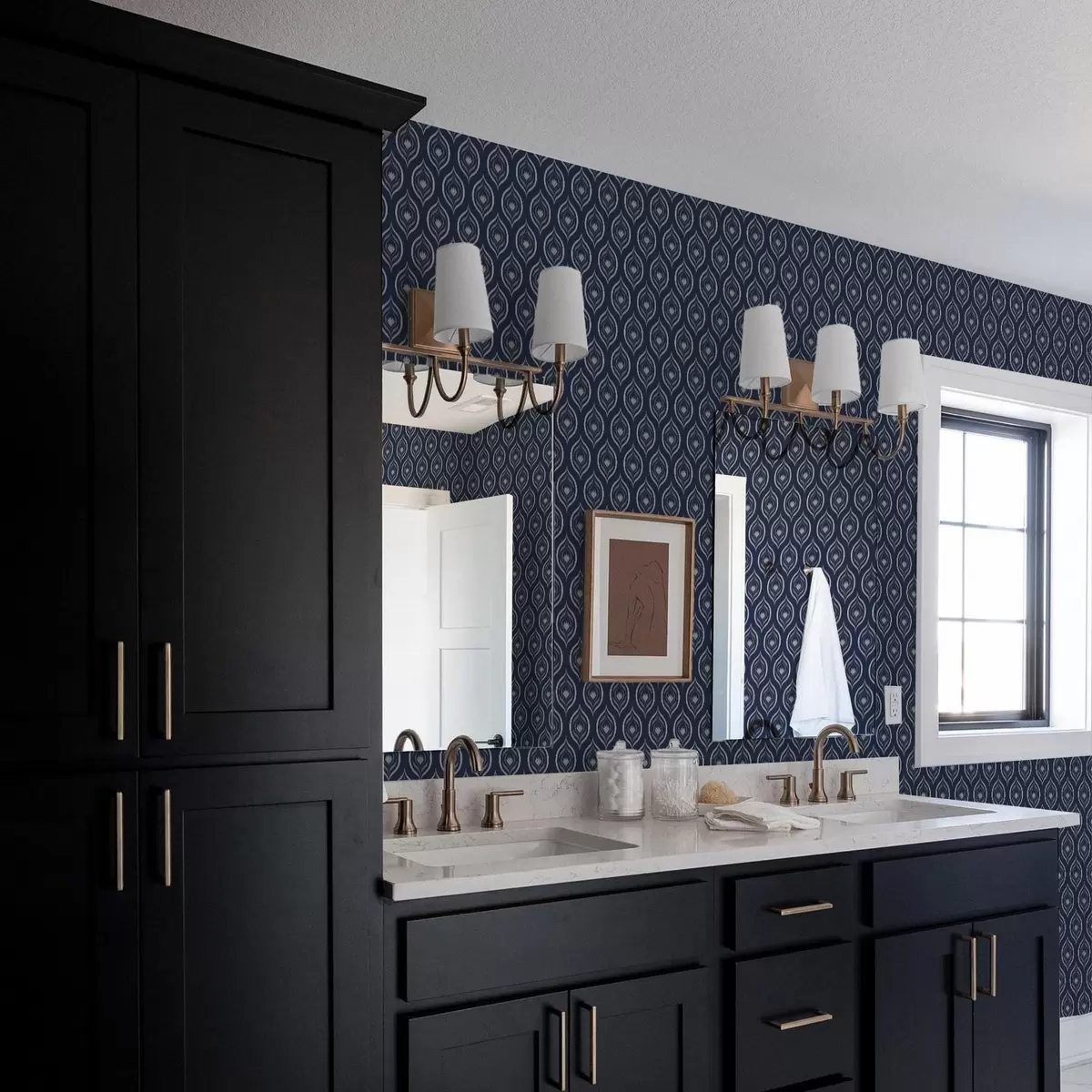 Taustakuva Kontrastiset pisaramotiivit ja kukka tummansinisellä taustalla a00977v1