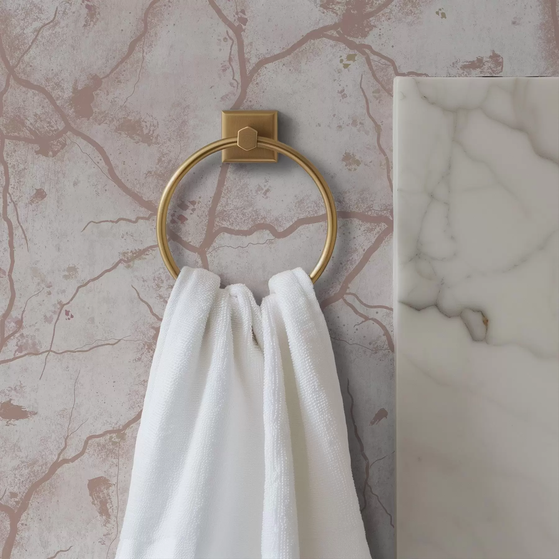 Valokuvatapetti Vaalea betoni, jossa on vaaleanpunaisia halkeamia ja täpliä a00987