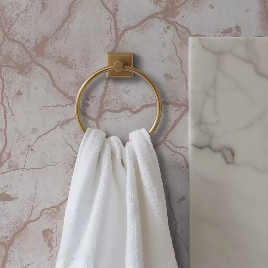 Valokuvatapetti Vaalea betoni, jossa on vaaleanpunaisia halkeamia ja täpliä a00987