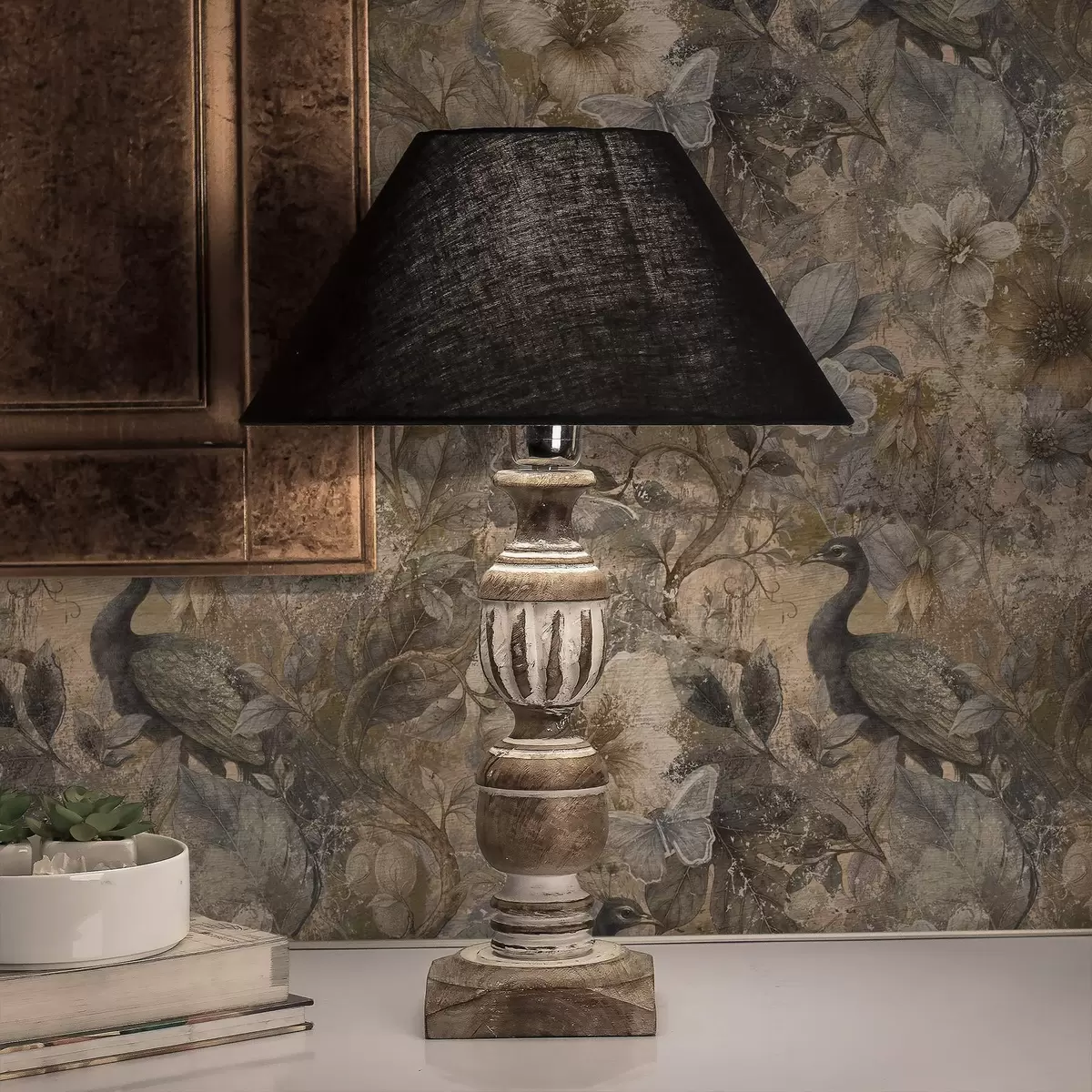 Taustakuva Vanha kukkakollaasi, jossa on riikinkukkoja ja perhosia a00897