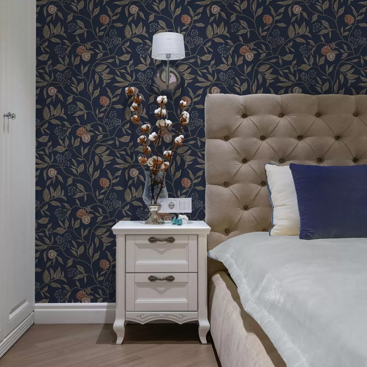 Taustakuva Sininen puutarha, jossa on oksia, hedelmiä ja pieniä kukkia a00959