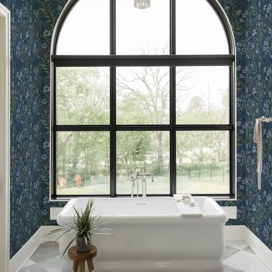 Valokuvatapetti Keskiyönsiniset marjat ja valkoiset kukat tiheässä lehtikannossa a00994